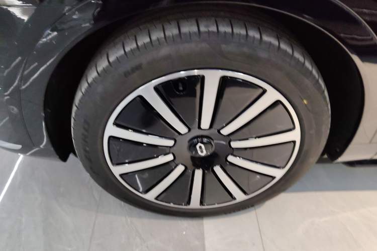 Used Hima AITO M9 2025 Extended-Range Ultra Version 52 kWh 6-Seater
