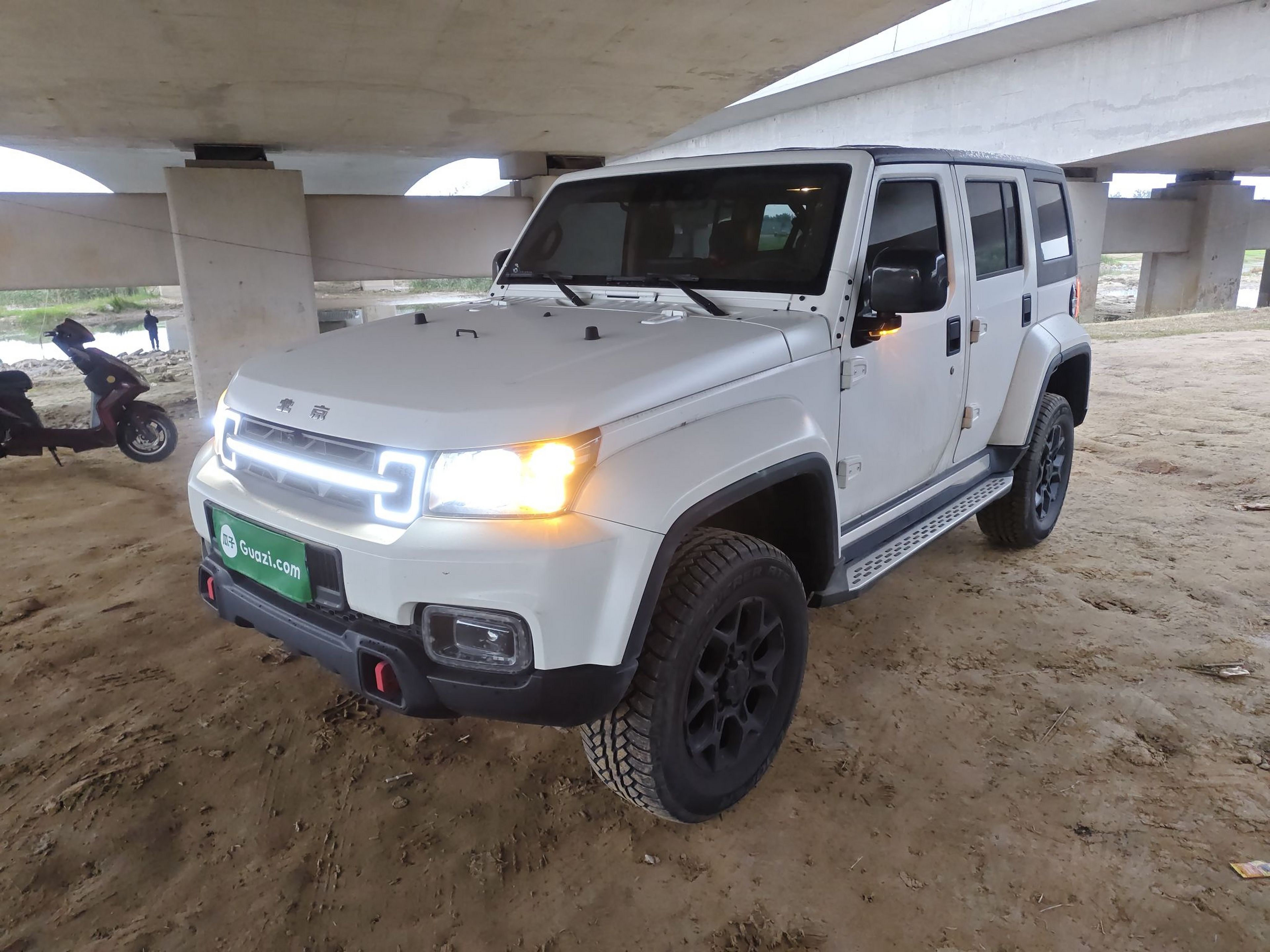 Под передней частью автомобиля