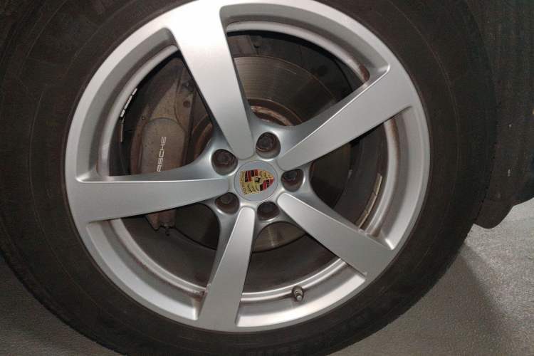 Used Porsche Macan 2016 Macan 2.0T Right Front Wheel Hub