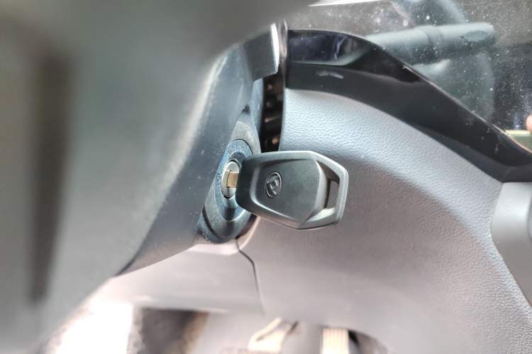 Used SAIC MAXUS EV30 2023 Pure-Electric Smart Logistics Expert with Long Wheelbase—Equipped with CATL Power Battery