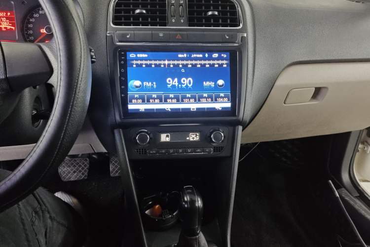 Used Volkswagen Polo 2011 1.6L Automatic ZhiShang Version Audio And AC Panel