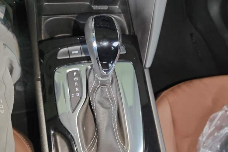 Used Buick Regal 2019 20T Elite Version China VI Standard Gear Lever