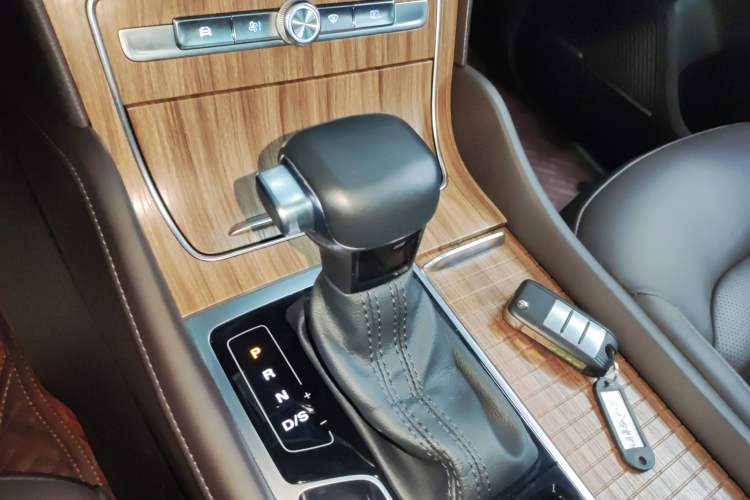 Used Roewe RX8 2018 30T Smart Connectivity Two-Wheel Drive Flagship Edition
