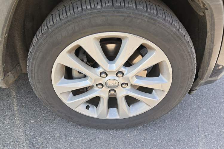 Used Jeep Grand Cherokee 2016 3.0L Elite Navigation Edition Right Front Wheel Hub