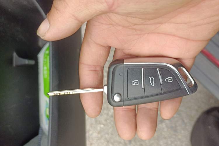 Used Venucia R50 2015 1.6L Automatic Fashion Edition Vehicle Key