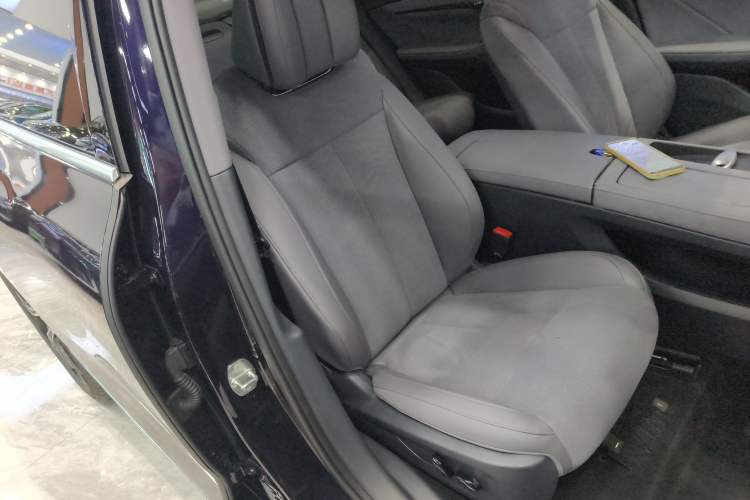 Used VOYAH PASSION 2024 PHEV Four-Wheel Drive Ultra-Long Range Flagship Model Right Front Seat