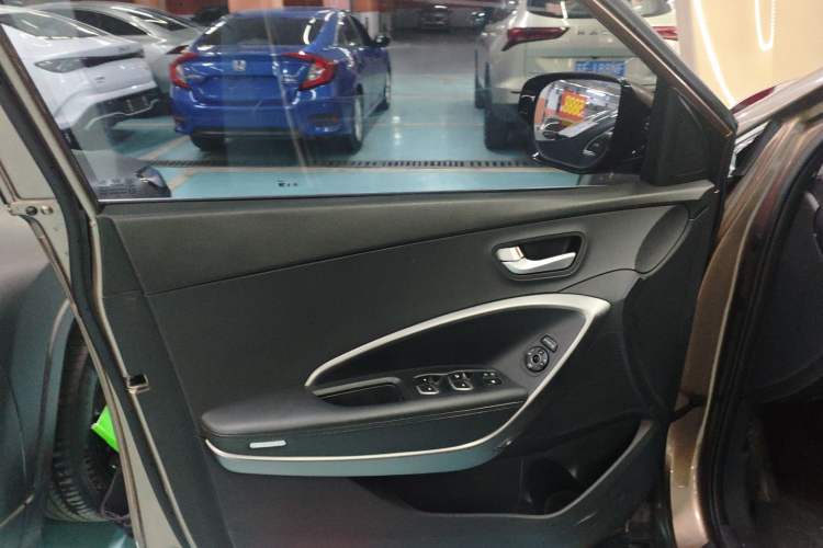 Used Hyundai Santa Fe 2013 2.4L Automatic Two-Wheel Drive Smart Version
