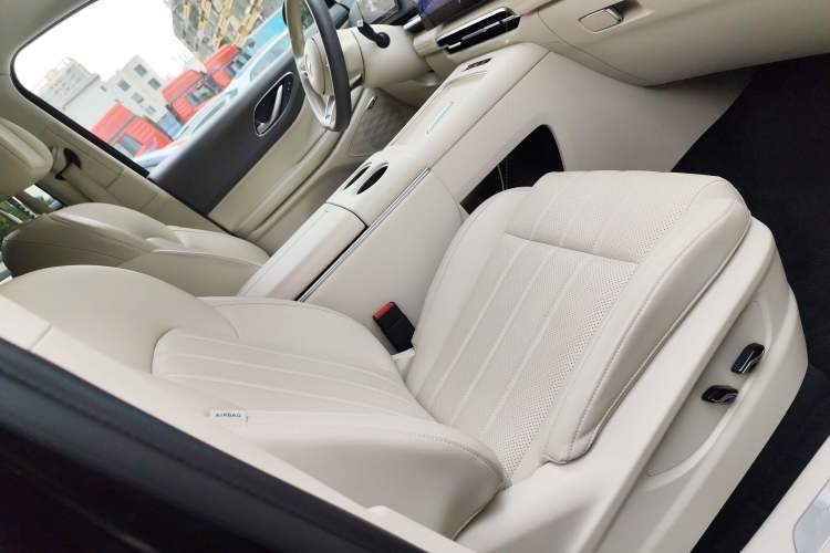 Used VOYAH Dream 2025 EV Four-Wheel Drive Excellence Kunpeng Edition