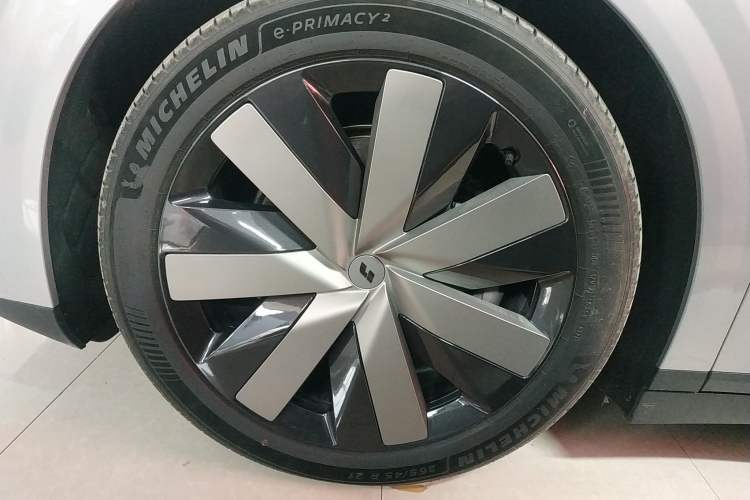 Used Li Auto i6 2025 Model Four-Wheel-Drive Standard Type Left Front Wheel Hub