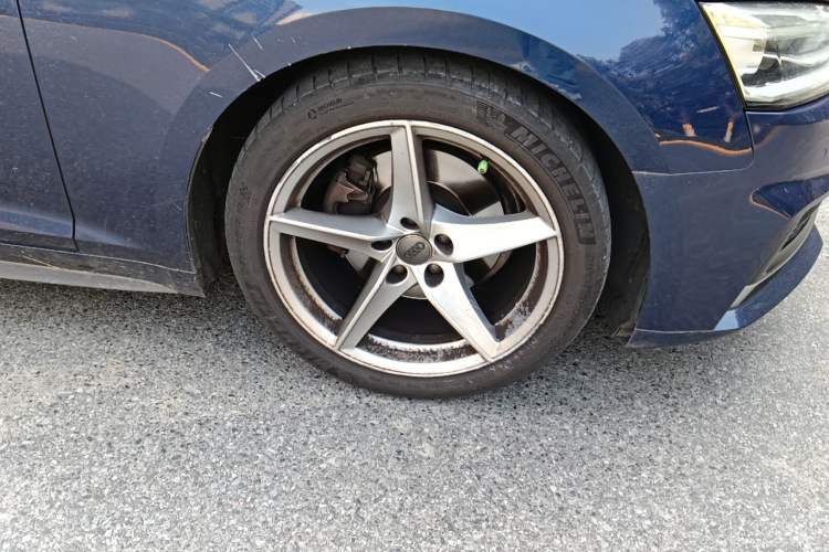 Used Audi A5 2017 Coupe 40 TFSI Fashion Model Right Front Wheel Hub