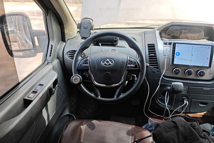 Used SAIC MAXUS Xintu V80 2017 2.5T AMT Aoyuntong National V Short Wheelbase Mid-Roof 5/6/10-Seater
