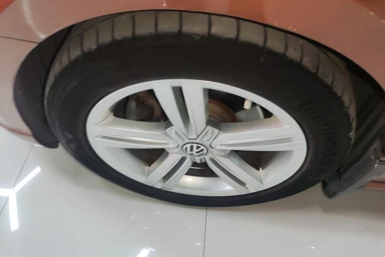 Used Volkswagen Lamando 2015 330TSI DSG Comfort Edition Left Front Wheel Hub