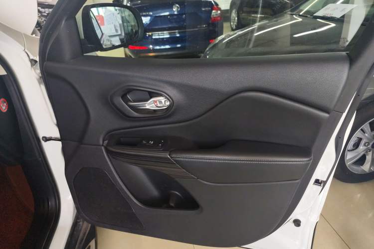 Used Jeep Cherokee 2016 2.0L Superior Edition