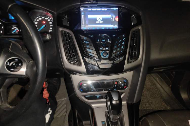 Used Ford Focus 2012 Hatchback 1.6L Automatic Fashion Edition Audio And AC Panel