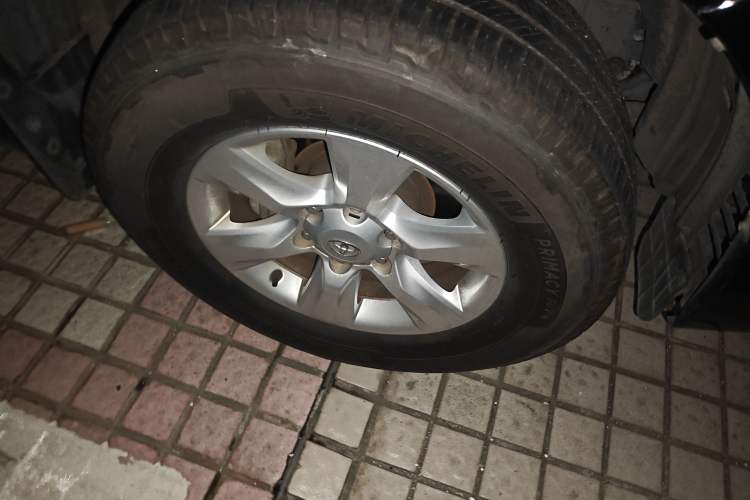 Used Toyota Prado 2010 2.7L Automatic Deluxe Edition Right Front Wheel Hub