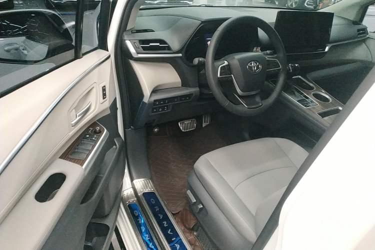 Used Toyota Granvia 2022 2.5L Hybrid Premium Edition Driver Seat