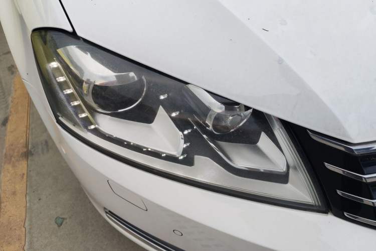 Used Volkswagen Magotan 2012 Travel Edition 2.0 TSI Luxury Version Right Front Headlight