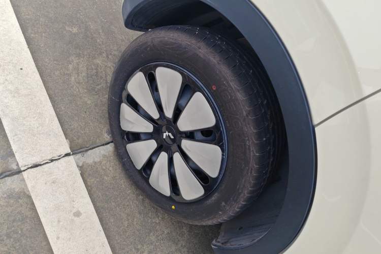 Used Wuling Bingo 2025 333 km Lingxi Deluxe Edition Right Rear Wheel Hub