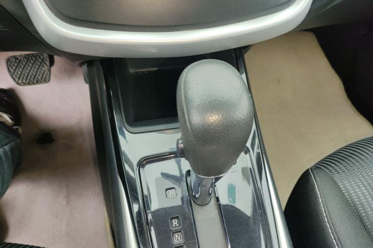 Used Nissan Tiida 2016 1.6L CVT Cool Dynamic Edition Gear Lever