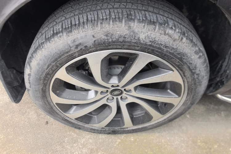 Used Land Rover Discovery Sport 2022 249 PS Metropolitan Edition 5 Seats Right Rear Wheel Hub