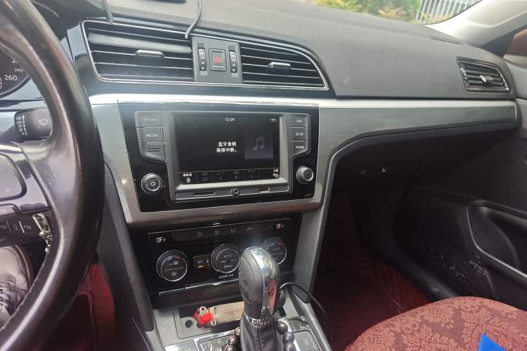 Used Volkswagen Lamando 2017 280TSI DSG Comfort Edition Audio And AC Panel