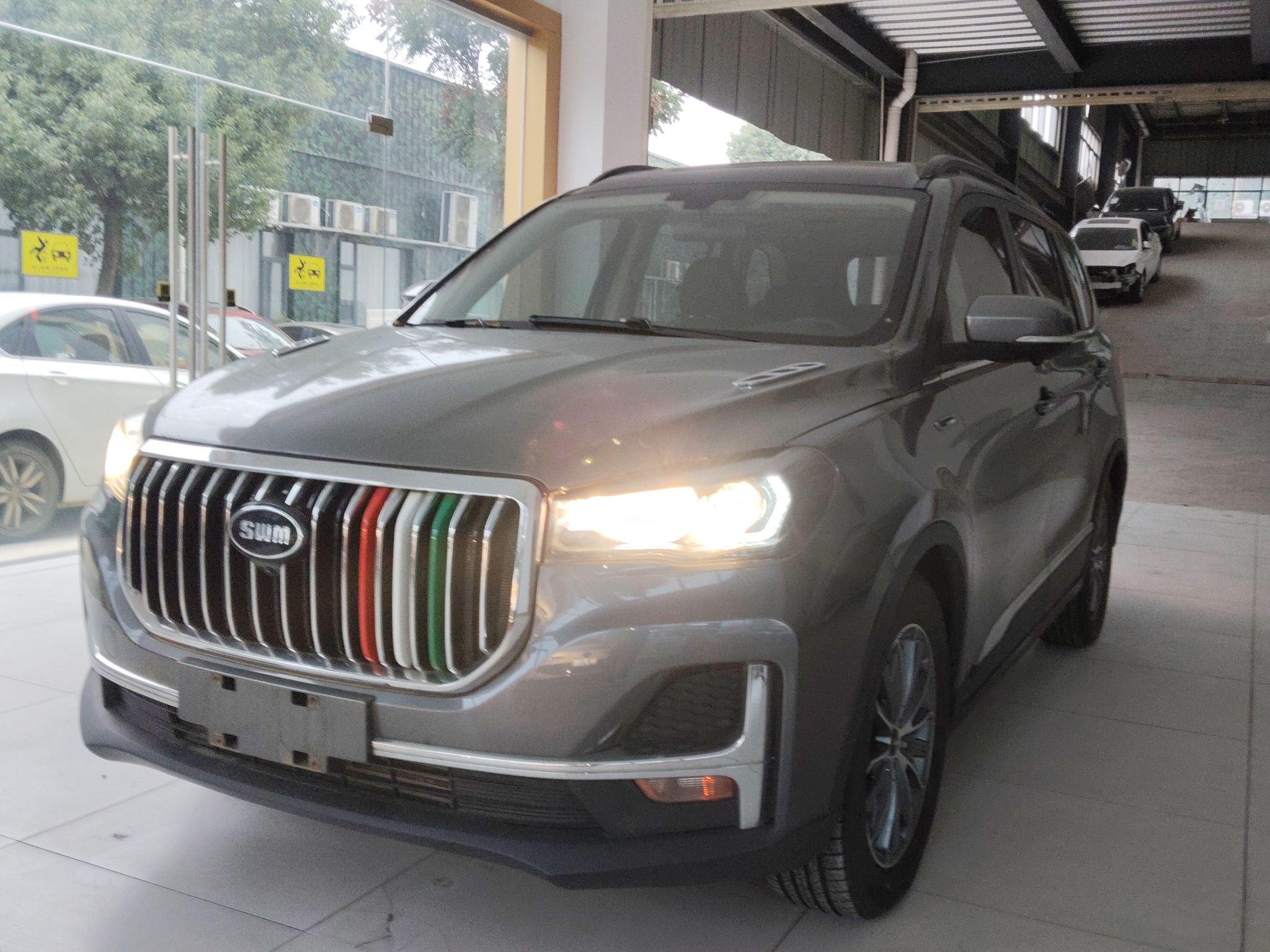 تحت مقدمة السيارة