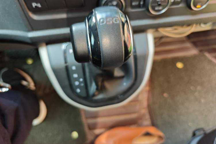 Used Volkswagen Caravelle 2018 2.0 TSI 4x4 Luxury Edition 7-Seater Gear Lever