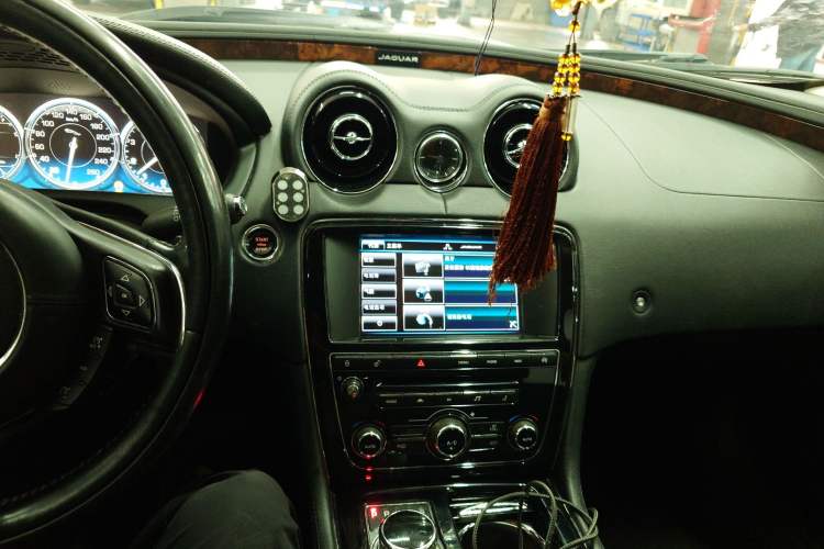 Used Jaguar XJ 2014 XJL 3.0 SC Two-Wheel-Drive Panoramic Business Edition Audio And AC Panel