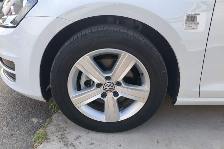 Used Volkswagen Golf 2017 1.6L Automatic Comfort Million-Vehicle Anniversary Edition Left Front Wheel Hub