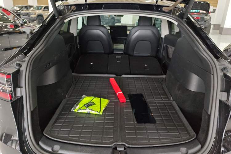 Used Tesla Model Y 2021 Standard Range Rear-Wheel Drive Version Trunk