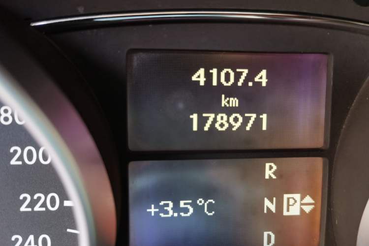 Used Mercedes-Benz M-Class 2008 ML 350 4MATIC Luxury Model Odometer Close Up