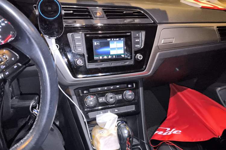 Used Volkswagen Touran 2016 Volkswagen Touran L 280TSI DSG Comfort Edition Audio And AC Panel