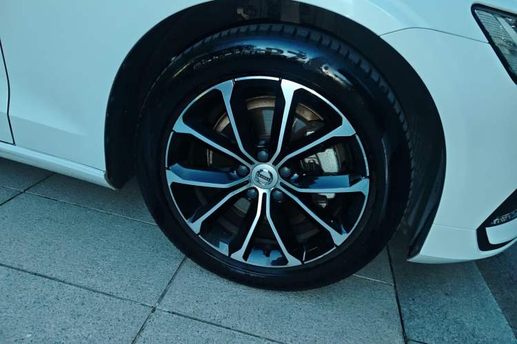 Used Volvo S60 2020 T4 Zhiyi Luxury Edition Right Front Wheel Hub