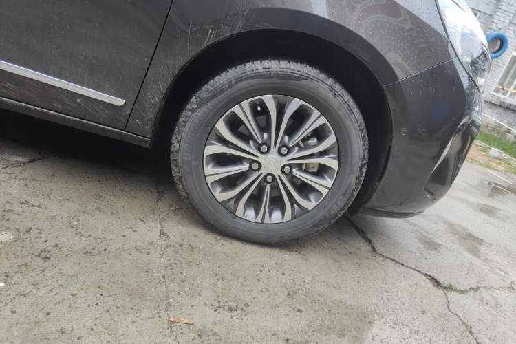 Used Buick GL8 2021 Land Cruiser Executive 652T Premium Model Right Front Wheel Hub