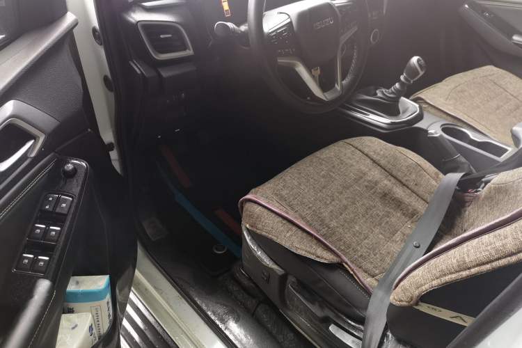 Used Isuzu D-MAX 2023 2.5T Manual 4x4 Diesel Flagship Long Wheelbase Driver Seat