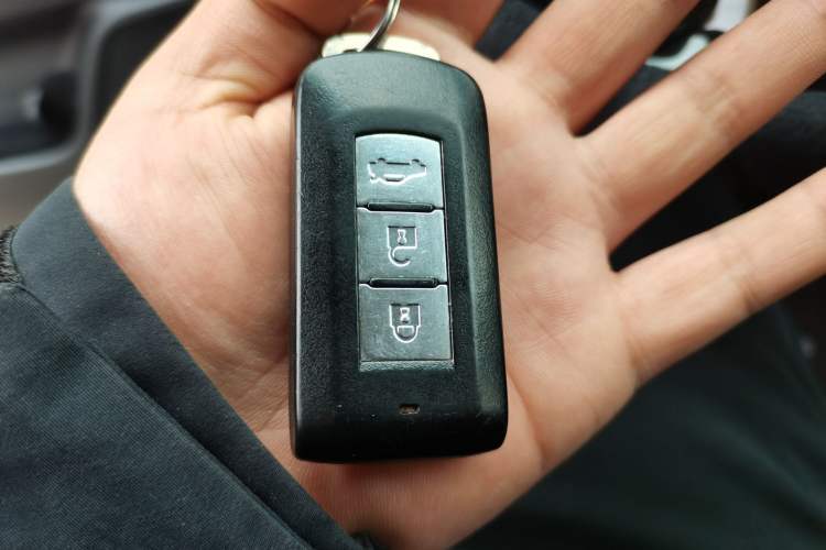 Used Mitsubishi Outlander 2016 2.4L 4x4 Elite Edition 5 Seats Vehicle Key