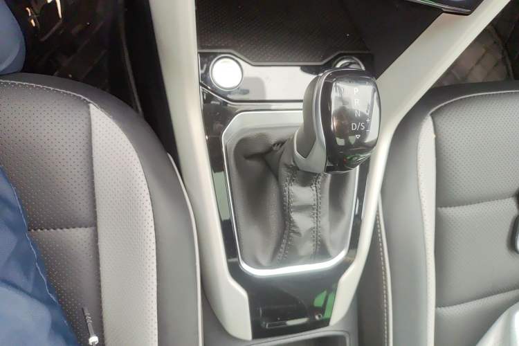 Used Volkswagen T-ROC 2024 280TSI DSG Two-Wheel-Drive Time Edition