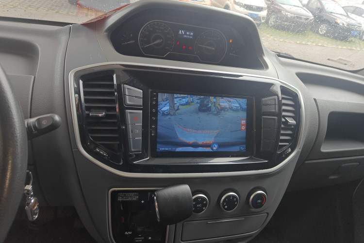 Used SAIC MAXUS Xintu V80 2023 2.0T AMT Classic Aoyuntong Short Wheelbase Ultra-Low Roof 5/6-Seater Audio And AC Panel