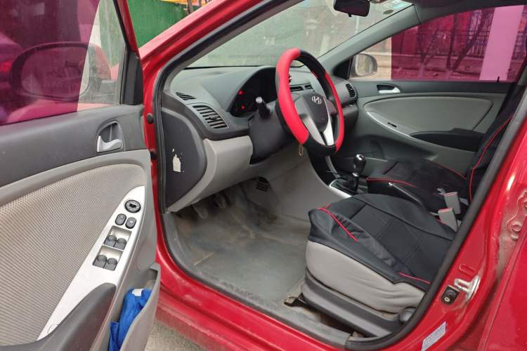 Used Hyundai Verna (older generation) 2010 Sedan 1.4L Manual Comfort GS Driver Seat