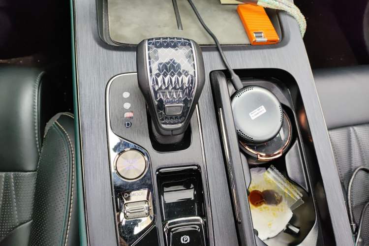 Used GAC Trumpchi GS8 2022 Dual-Engine Series 2.0TM Two-Wheel Drive Prestige Edition (7 Seats) Gear Lever