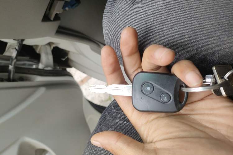 Used Jinbei New Hiace X30L CNG 2023 100L CNG Wealth Edition Bus 6/7-Seater Central Air-Conditioned Model SWCC15M Vehicle Key