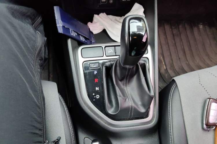 Used Hyundai ix25 2015 1.6L Automatic Two-Wheel Drive Smart GLS Trim Gear Lever