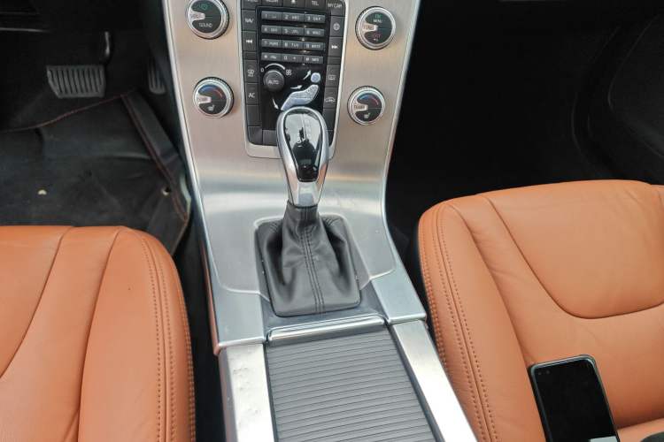 Used Volvo S60 2015 S60L 2.0T Zhiyuan Edition
