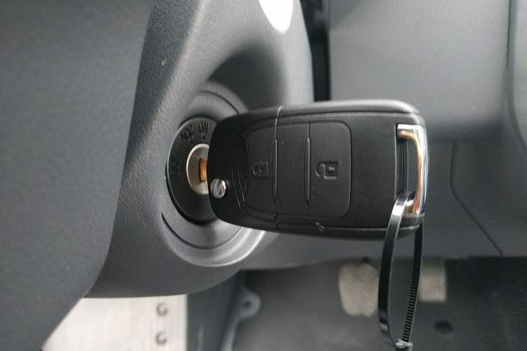 Used Wuling Yangguang 2024 300KM Comfort Version Passenger Van 75kW Interior 1