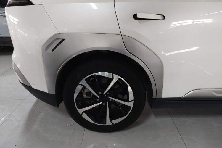 Used AION Y 2023 Plus 510 Smart Edition Right Rear Wheel Hub