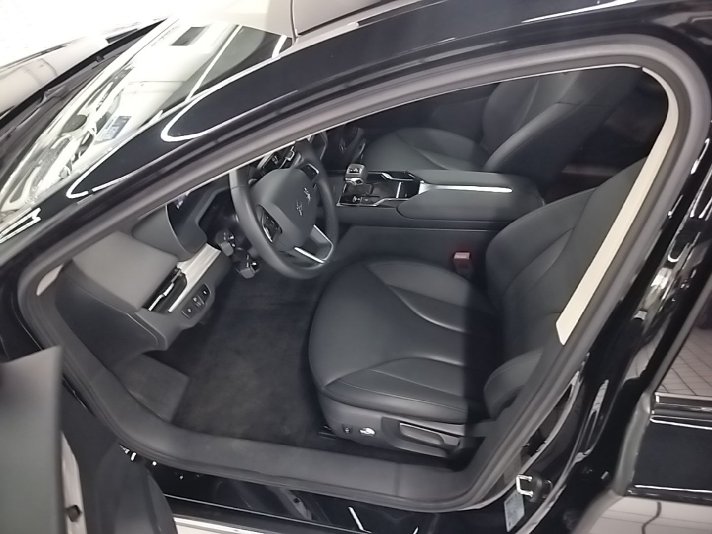 Hongqi E-QM5 2024 500km Range Edition — снимка 18