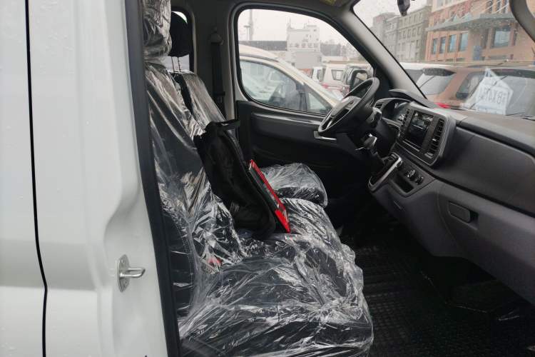 Used SAIC MAXUS Xintu V80 2024 Aotong Value Edition 6AMT Short Wheelbase Mid-Roof Model 127 Ps 5/6 Seats
