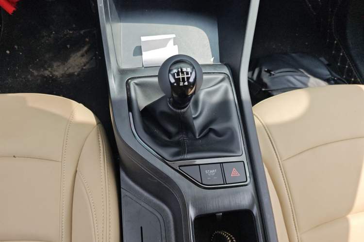 Used Roewe i5 2026 Model 1.5L Manual Comfort Version Gear Lever