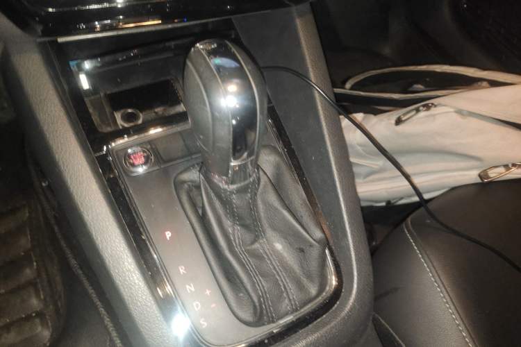 Used Volkswagen Sagitar 2017 1.6L Automatic Comfort Model Gear Lever