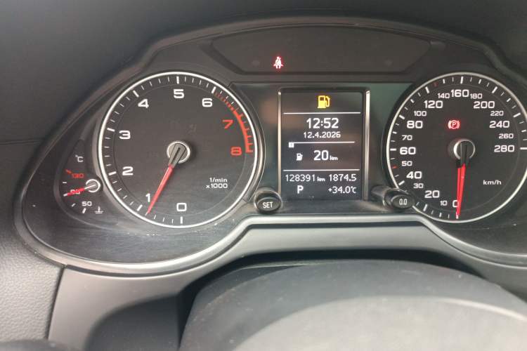 Used Audi Q5 2013 40 TFSI Technology Edition Odometer Close Up